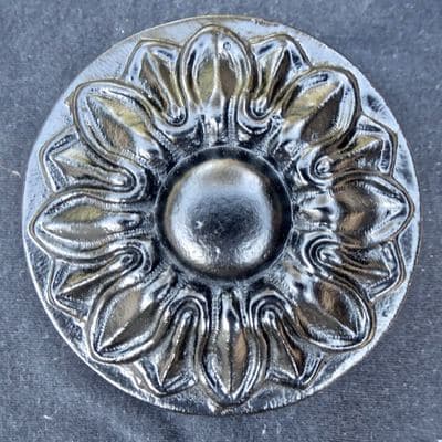 A fixed cast iron knob.